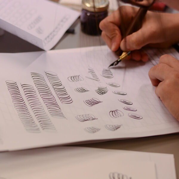 Flourishing: Kalligraphie-Workshop in Wien mit Tintenfuchs | Ocker Studio
