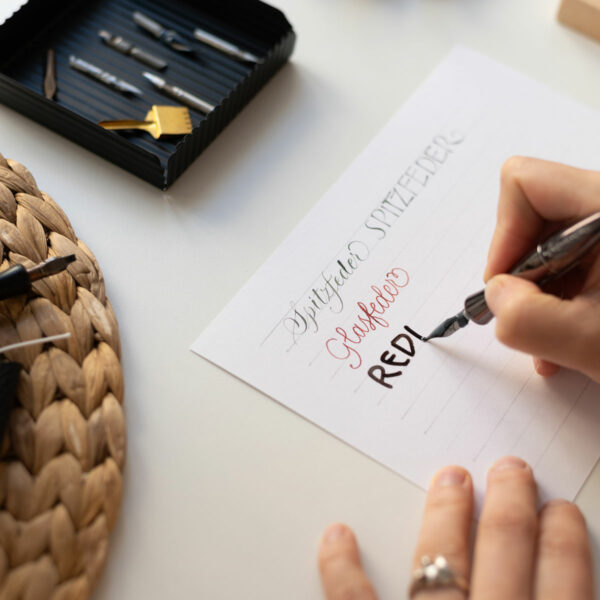 Redisfeder-Kalligraphie: Workshop mit Tintenfuchs | Ocker Studio
