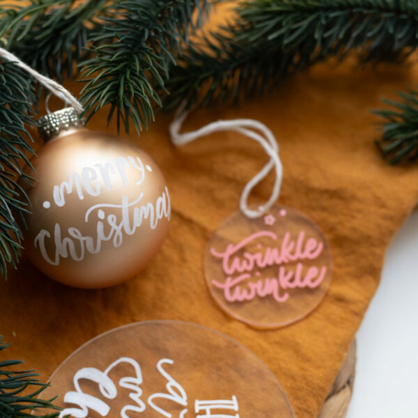 Weihnachtskugel-Lettering | Ocker Studio