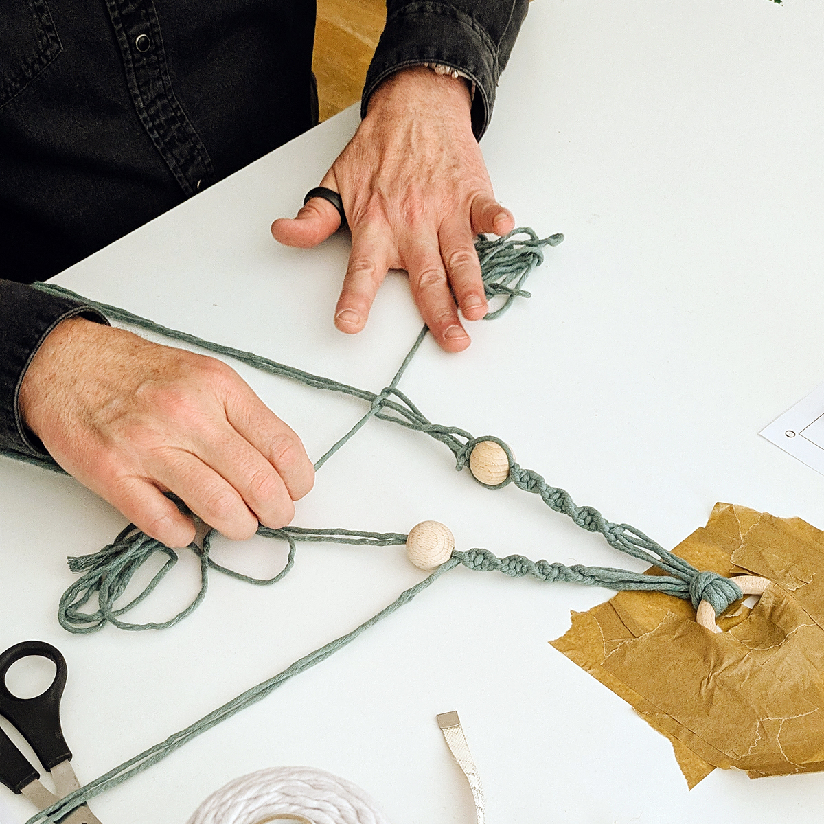 DIY Kit: Makramee-Blumenampel knüpfen – Bild 6