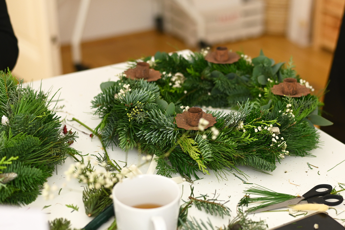 Adventkranz binden: DIY-Workshop | Ocker Studio