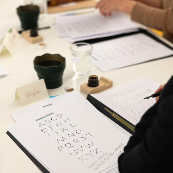 Antiqua-Alphabet: Kalligraphiekurs | Ocker Studio