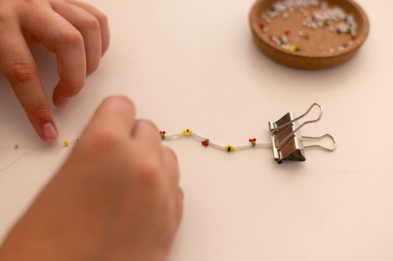 Perlen-Kirschen und Perlen-Bienen selbermachen: Workshop Wien | Ocker Studio